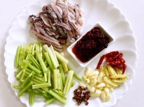 准备好所需的食材：
鱿鱼须处理好，清洗干净后，切成段备用，芹菜洗净切成段，蒜瓣剥皮拍碎，生姜洗净切成丝，干辣椒切成段，香辣牛肉酱2勺，花椒5克备用！