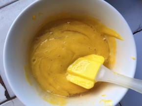 将吉利丁片放入芒果泥中搅拌均匀