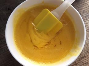 将吉利丁片泡软，隔热水融化倒入芒果汁中，搅拌均匀