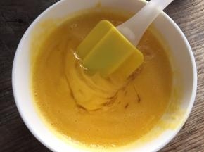 将吉利丁片泡软，隔热水融化倒入芒果汁中，搅拌均匀