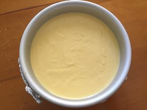 将慕斯液倒入，放入冰箱冷藏至凝固