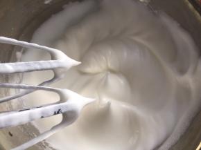 蛋清加入柠檬汁，用电动打蛋器打发至9分发，分三次加入白砂糖打发