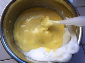 再倒回蛋白盆搅拌均匀