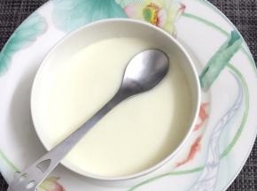 这是蒸好后的双皮奶，香气浓郁 口感细腻！