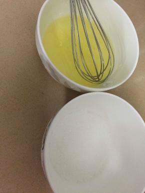 蛋清打散，按份量把材料备好