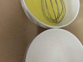 蛋清打散，按份量把材料备好