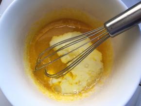 加入玉米油和纯牛奶搅拌均匀