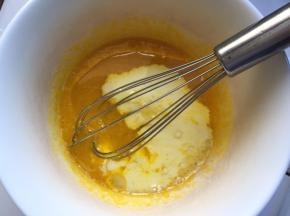 加入玉米油和纯牛奶搅拌均匀