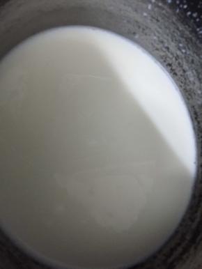 把牛奶 砂糖倒入奶锅中加热到40度关火