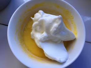 将三分之一的蛋白倒入蛋黄糊中从上往下搅拌均匀