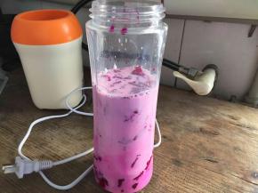 将火龙果切成小块，放入榨汁机，倒入纯牛奶和蜂蜜