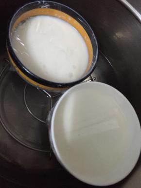 把蒸锅里的水烧开，把双皮奶放入锅中盖上锅盖开中小火蒸10分钟，然后关火再焖在锅里10分钟