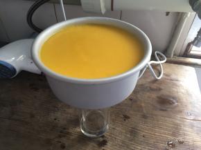 将慕斯放入杯子上面，用吹风在周围吹一分钟