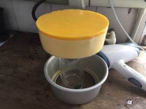 将模具向下，即可脱模