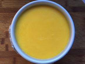 倒入已经凝固的慕斯中，放入冰箱冷藏4小时以上