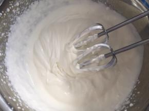 将淡奶油加入20克白砂糖，用电动打蛋器打发至有纹路状态，再将芒果泥倒入淡奶油中搅拌均匀，慕斯液就做好了