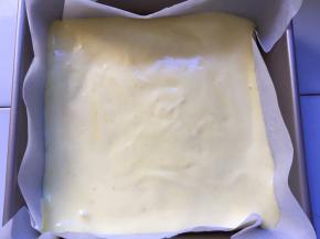 倒入膜具中，我用的是学厨的正方形烤盘，放入预热好的烤箱，中层140度，上下火25分钟