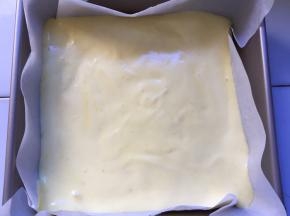 倒入膜具中，我用的是学厨的正方形烤盘，放入预热好的烤箱，中层140度，上下火25分钟