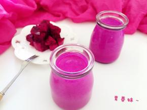 玻璃杯用开水烫一下，擦干净，倒入火龙果奶昔放入冰箱冷藏。
