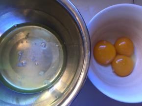 先做蛋糕胚，将蛋清蛋黄分离，蛋白盆中应无油无水