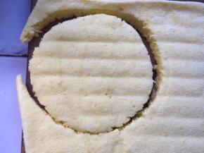 蛋糕冷却后扯掉油纸，切出6寸的圆片