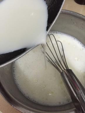 把加热好的牛奶缓缓的边加边搅 加入到蛋清里面，搅拌均匀后再过滤到另一个容器里