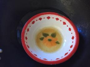 将吉利丁片用冷水泡软，然后去掉冷水，隔热水融化