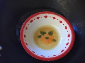 将吉利丁片用冷水泡软，然后去掉冷水，隔热水融化