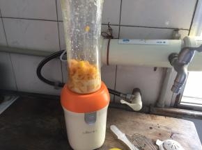 现在来做慕斯液，将芒果切成颗粒状，放入榨汁机，倒入50克纯牛奶，10克白砂糖，榨成泥