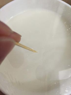 保鲜膜封好，用牙签在保鲜膜上去扎几个小洞