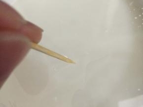 保鲜膜封好，用牙签在保鲜膜上去扎几个小洞