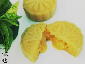 才出炉的流心月饼切开流心自然流出，鲜香味美，控制不住吃了两个