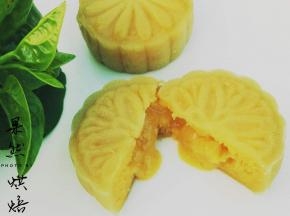 才出炉的流心月饼切开流心自然流出，鲜香味美，控制不住吃了两个