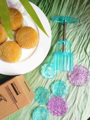 再次感谢阳晨的紫水晶月饼模具，外表晶莹剔透，花色精美，今年的月饼就靠它了