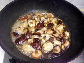 水没过鸡块，盖上盖子大火烧开转中火烧至30分钟，（如果水不够就加清水)