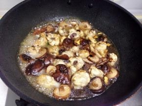 水没过鸡块，盖上盖子大火烧开转中火烧至30分钟，（如果水不够就加清水)