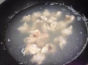 将鸡块倒入锅里水焯一遍，用清水冲去浮末，捞出沥干备用。