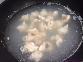 将鸡块倒入锅里水焯一遍，用清水冲去浮末，捞出沥干备用。
