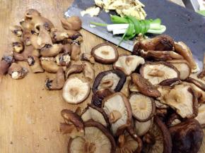 把泡好的香菇去蒂，姜切片，葱打结备用.(泡香菇的水过滤后留着）