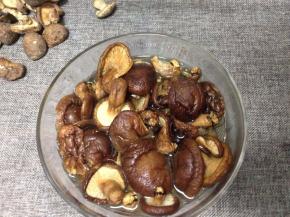 香菇用水冲洗干净，放在温水中泡发