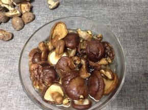 香菇用水冲洗干净，放在温水中泡发