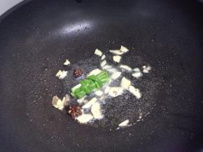 锅中倒入适量的油，然后姜葱结八角炒香