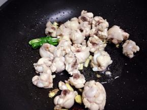 加入鸡块煸炒变色