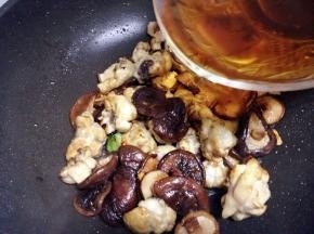 倒入过滤好的香菇水