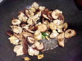加入香菇炒匀