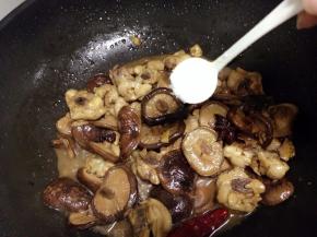 出锅五分钟前加入适量的盐调味，再焖一会即可。