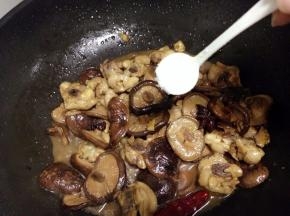 出锅五分钟前加入适量的盐调味，再焖一会即可。