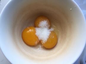 蛋黄中加入白砂糖，搅拌均匀