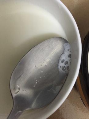 分别装到两个小碗里面，用勺子把表面的气泡弄掉