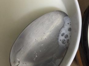 分别装到两个小碗里面，用勺子把表面的气泡弄掉